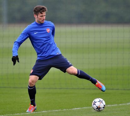 Olivier Giroud controla el balón durante el entrenamiento previo al partido de vuelta de los octavos de final que les enfrentará al Bayern de Múnich.