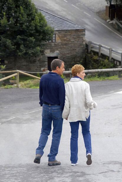Zapatero y su esposa, Sonsoles Espinosa, en Villanueva de los Osos (Asturias), en octubre.
