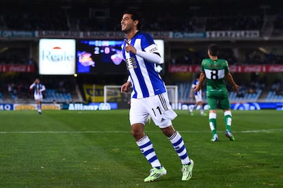 Vela festeja un triplete de goles contra el Elche en noviembre de 2014. 