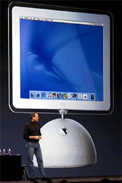 Steve jobs muestra el nuevo iMac el pasado lunes en San Francisco.