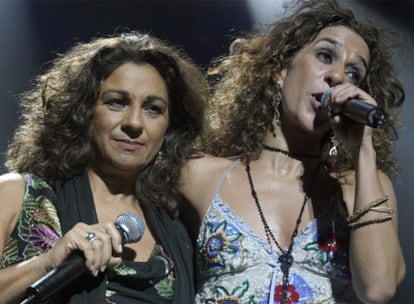 Lolita y Rosario Flores, durante el concierto que ofrecieron en el Coliseo de Puerto Rico, en San Juan.