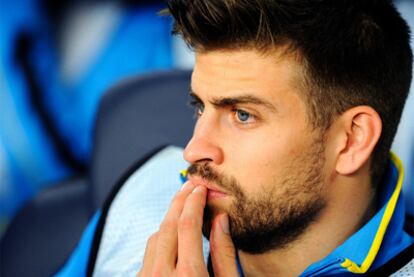 Piqué, en el banquillo del Barcelona en diciembre de 2011