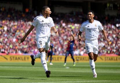 Mbappé (a la izquierda) celebra el primer gol con Bellingham.