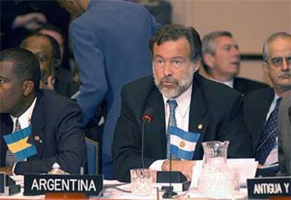 El ministro Rafael Bielsa, durante su intervención en la reunión de la OEA celebrada en julio de 2003 en Chile.