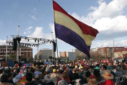 Miles de personas se congregaron ayer en Benetússer para rendir homenaje a los republicanos supervivientes de la Guerra Civil.