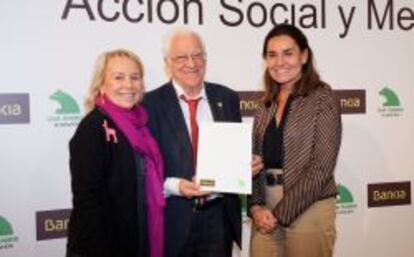 El padre Ángel, de Mensajeros de la Paz, recoge el convenio de manos de Carmen Cafranga, presidenta de Fundación Caja Madrid (izquierda) y Amalia Blanco, directora de comunicación y relaciones externas de Bankia.