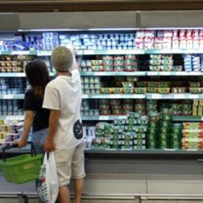 Consumidores haciendo la compra en un supermercado