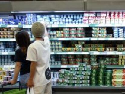Consumidores haciendo la compra en un supermercado