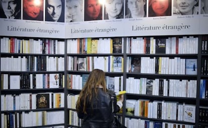 Una visitante del Salón del Libro de París 2014.