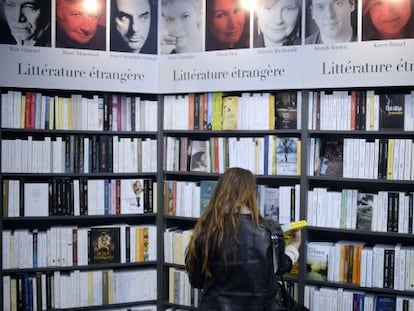 Una visitante del Sal&oacute;n del Libro de Par&iacute;s 2014.