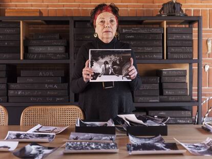 Graciela Iturbide sostiene una de sus fotograf&iacute;as de Av&aacute;ndaro en su estudio.