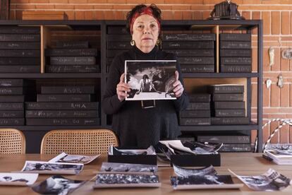 Graciela Iturbide sostiene una de sus fotograf&iacute;as de Av&aacute;ndaro en su estudio.