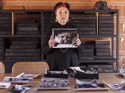 Graciela Iturbide sostiene una de sus fotograf&iacute;as de Av&aacute;ndaro en su estudio.