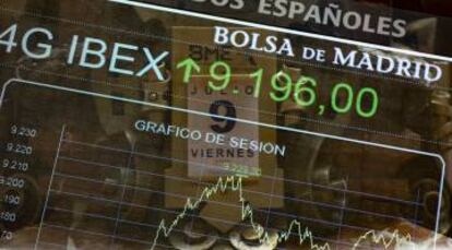 Valores del Ibex 35 en los paneles del Palacio de la Bolsa.