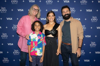 Mary Alice Drumm, los actores Yonas Kibreab y America Ferrera, y el director Adrian Molina, en la presentación del proyecto 'Elio' en 2022.