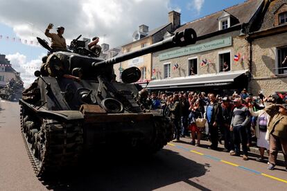 Desfile celebrado con motivo del 75º aniversario del desembarco de Normandía en Sainte-Marie-Du-Mont en Francia, este jueves.