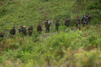 Miembros de las FARC patrullan en una sierra de Colombia en agosto de 2016.