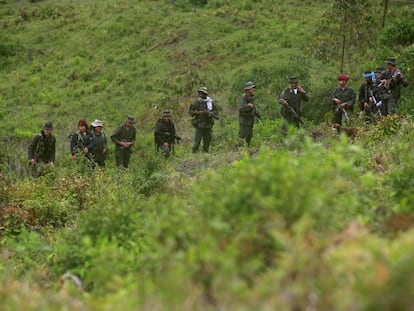 Miembros de las FARC patrullan en una sierra de Colombia en agosto de 2016.