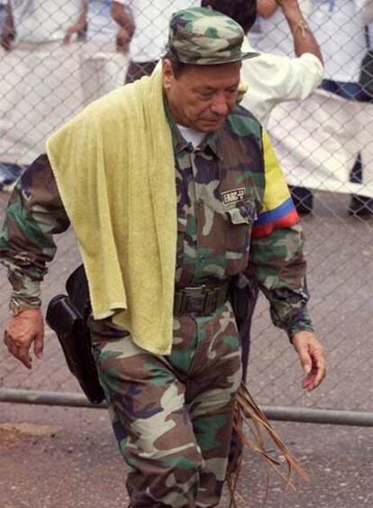 Manuel Marulanda, líder de las FARC, llega a Los Pozos, al sur de Colombia, para reunirse con delegados internacionales en marzo de 2001.