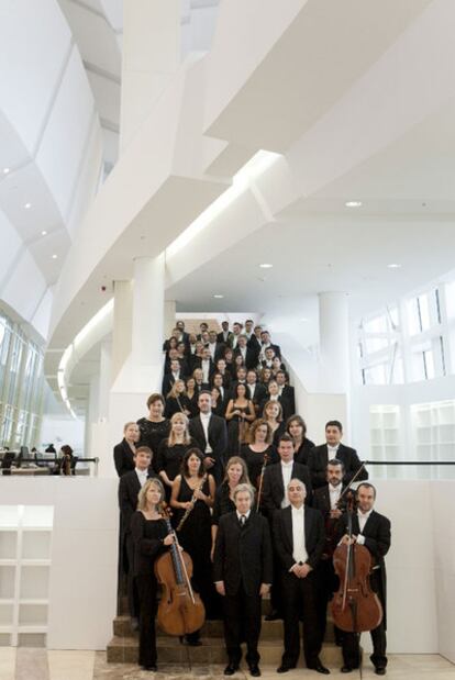 La Real Filharmonía, en la escalera de la biblioteca de la Cidade da Cultura.