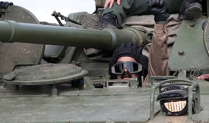 Nicol&aacute;s Madura, dentro de un tanque ruso, durante un acto militar en Cojedes (Venezuela).