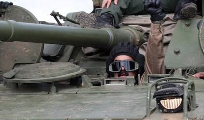 Nicolás Madura, dentro de un tanque ruso, durante un acto militar en Cojedes (Venezuela).