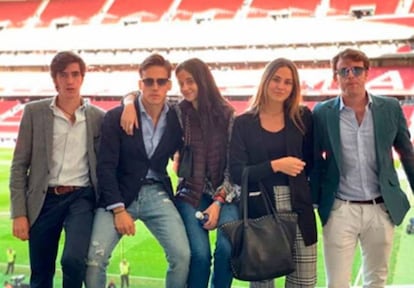 Victoria Marichalar y Gonzalo Caballero, abrazados junto a otros amigos el domingo en el estadio Metropolitano