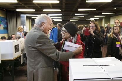 Una parella d'avis s'abracen emocionats després de votar.