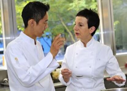 Carme Ruscalleda, com seu chefe de cozinha japonês Yosuke Okazaki.