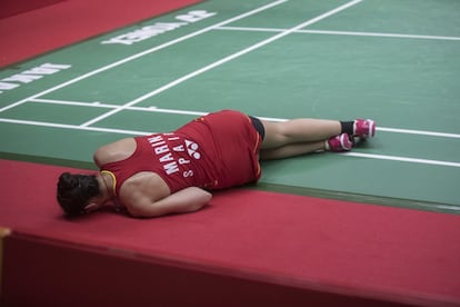 "Anders, creo que se me ha salido la rodilla. Llama a Nacho [el fisio] y dile que me la coloque y así puedo volver a jugar", le dijo Carolina a su técnico tras un mal apoyo en la final entre gritos de dolor. Se levantó, ganó un punto más estando lesionada, pero tuvo que abandonar. "No puedo, no puedo", repetía desconsoladamente.