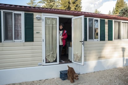 Marina Gentile, una de las vecinas de Amatrice que perdió su casa, vive hoy en un barracón con su esposo y su perro a la espera de las ayudas del Gobierno.