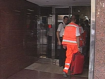 Un miembro del SAMU accede al interior de la oficina bancaria para atender a los rehenes.