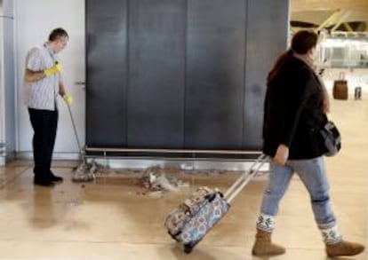 Los empleados de la contrata de la limpieza de Eulen en la Terminal 4 (T4) del aeropuerto de Barajas tras las dos jornadas de huelga.