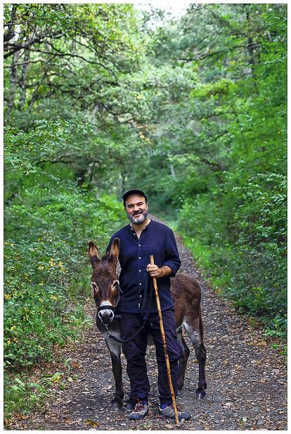 El burro Paolo, protagonista de Zinzindurrunkarratz, con Oskar Alegría, director de la película navarra.