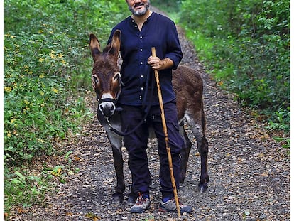 El burro Paolo, protagonista de Zinzindurrunkarratz, con Oskar Alegría, director de la película navarra.