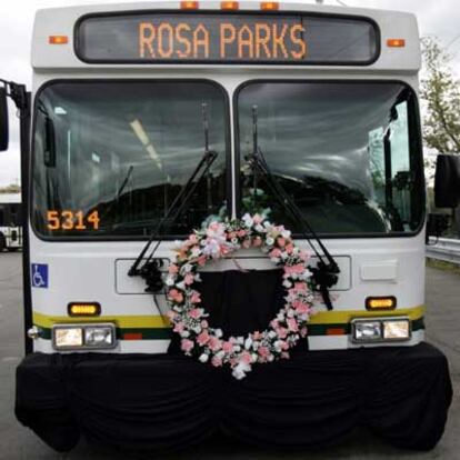 Los autobuses de Detroit (en la foto) y Alabama han circulado esta semana con el asiento de la primera fila libre, en honor a Rosa Parks, que en 1955 se negó a cedérselo a un blanco.