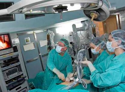 Intervención quirúrgica con el robot Da Vinci en el Clínico San Carlos de Madrid.