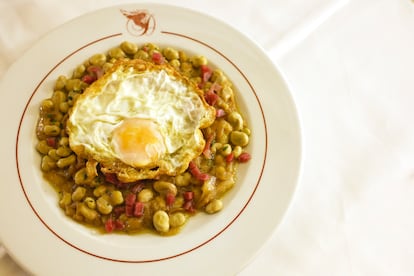 Habitas con jamón y huevo.