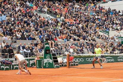 Roger Federer y Rafael Nadal, durante la semifinal de Roland Garros del año 2019.