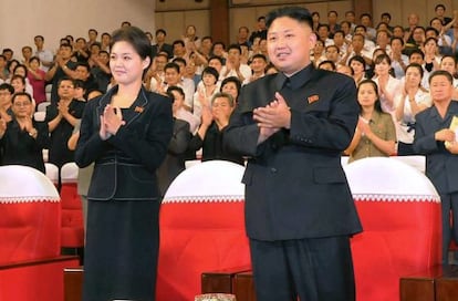 El líder norcoreano, Kim Jong-un, junto a su mujer, Ri Sol-ju.