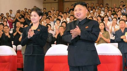 O líder norte-coreano, Kim Jong-um, com sua mulher, Ri Sol-ju.