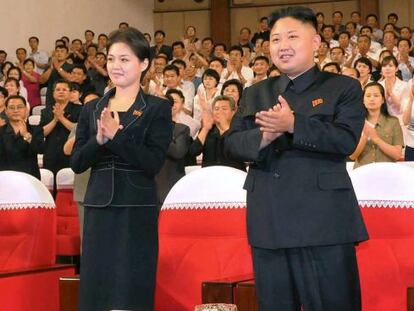 El líder norcoreano, Kim Jong-un, junto a su mujer, Ri Sol-ju.