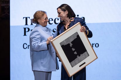 La fotógrafa Cristina García Rodero recibe el premio a la trayectoria profesional, de manos de la directora de EL PAÍS, Pepa Bueno, este martes.