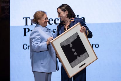 El premio a la trayectoria profesional ha sido para la fotógrafa Cristina García Rodero, que acaba de cumplir 50 años de trayectoria y el reconocimiento supone un homenaje a su trabajo dedicado a la fotografía documental.