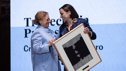 La fotógrafa Cristina García Rodero recibe el premio a la trayectoria profesional, de manos de la directora de EL PAÍS, Pepa Bueno, este martes.