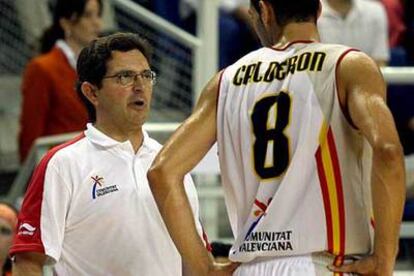 Calderón, junto a Mario Pesquera, el seleccionador español.