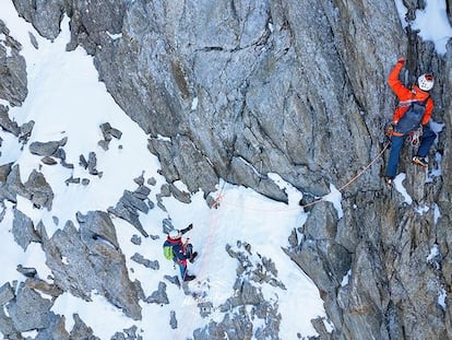 Benjamin Védrines encabeza uno de los largos de mixto en la ruta Gousseault-Desmaison.