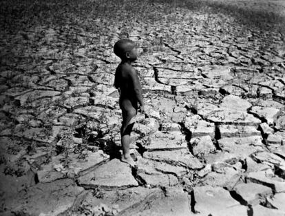 Una niña en el medio de un terreno seco que antes fue fértil, en la provincia de Hunan en China, donde el UNRRA tuvo que proveer de asistencia a los agricultores. 
