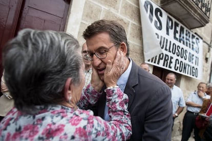 El candidato a la presidencia de la Xunta por el Partido Popular, Alberto Núñez Feijoo, visita su pueblo natal de Os Peares, durante la campaña electoral de las autonómicas en Galicia.