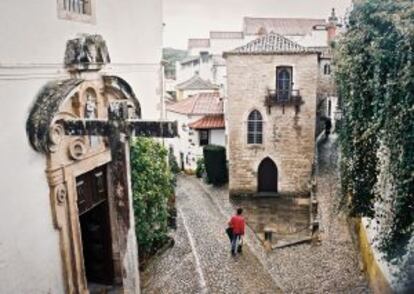 Paseando por las calles del casco histórico de Óbidos, villa medieval situada al norte de Lisboa.